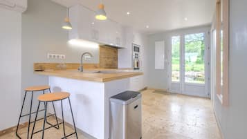 Kylskåp, mikrovågsugn, ugn och spishäll