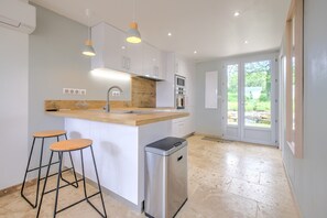 Fridge, microwave, oven, stovetop - Gîte Déodatus in Cladech – House with Garden, Saltwater Pool, and Air Conditioning (Cladech)