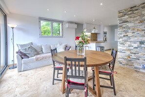 Dining - Gîte Déodatus in Cladech – House with Garden, Saltwater Pool, and Air Conditioning (Cladech)