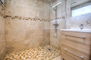 Shower, hair dryer, towels - Gîte Déodatus in Cladech – House with Garden, Saltwater Pool, and Air Conditioning (Cladech)