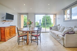 Interior - Gîte Déodatus in Cladech – House with Garden, Saltwater Pool, and Air Conditioning (Cladech)
