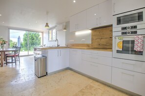 Fridge, microwave, oven, stovetop - Gîte Déodatus in Cladech – House with Garden, Saltwater Pool, and Air Conditioning (Cladech)