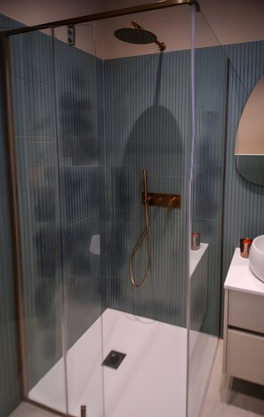 Dusche, Haartrockner, Handtücher