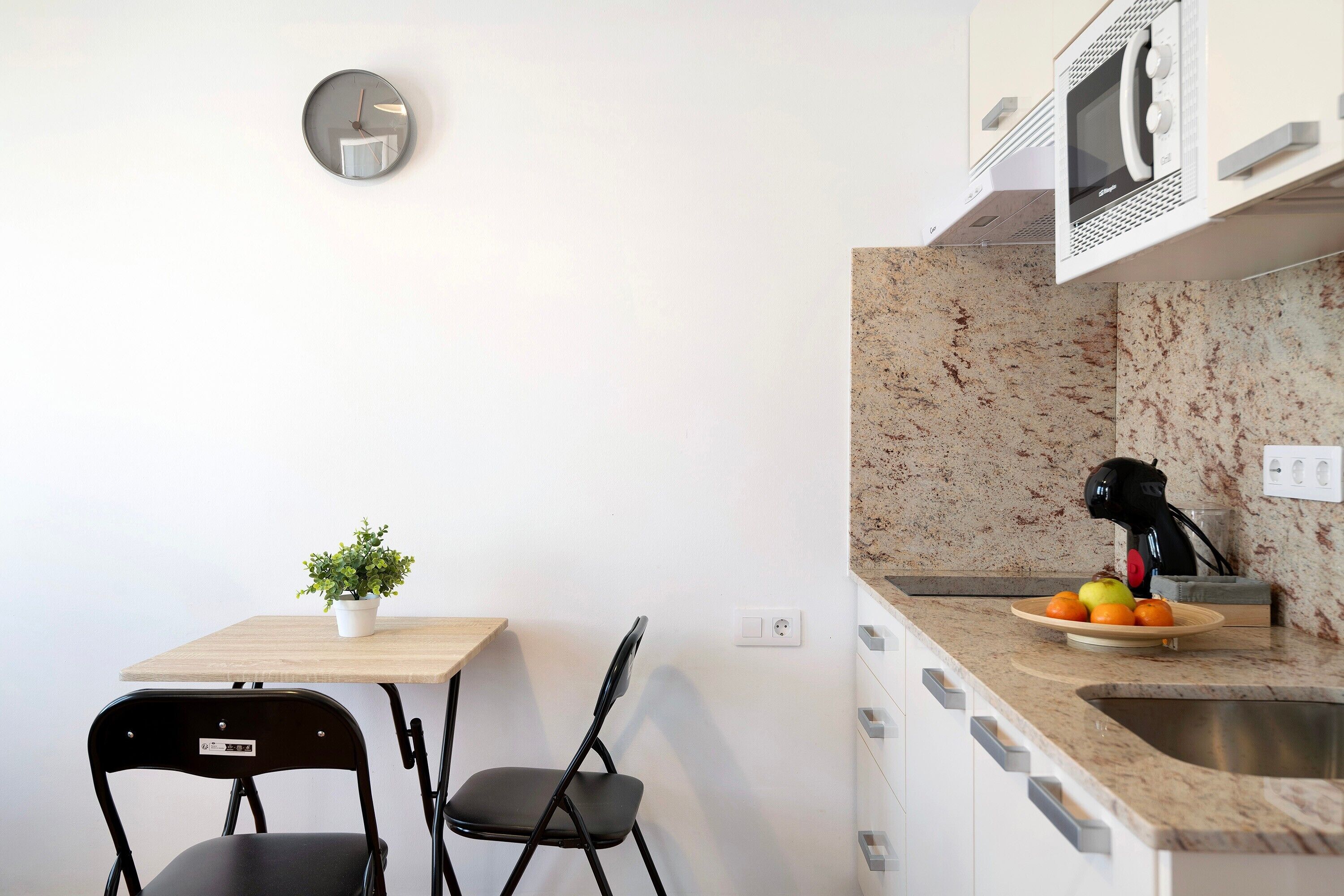 Frigorifero, microonde, piano cottura, macchina per tè/caffè