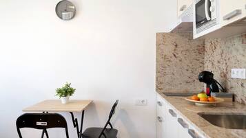 Frigorifero, microonde, piano cottura, macchina per tè/caffè