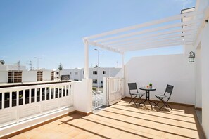 Outdoor dining - Holiday Apartment 'Casita Sabrina, Seaview Terrace' with Private Terrace and Wi-Fi (Playa Honda)