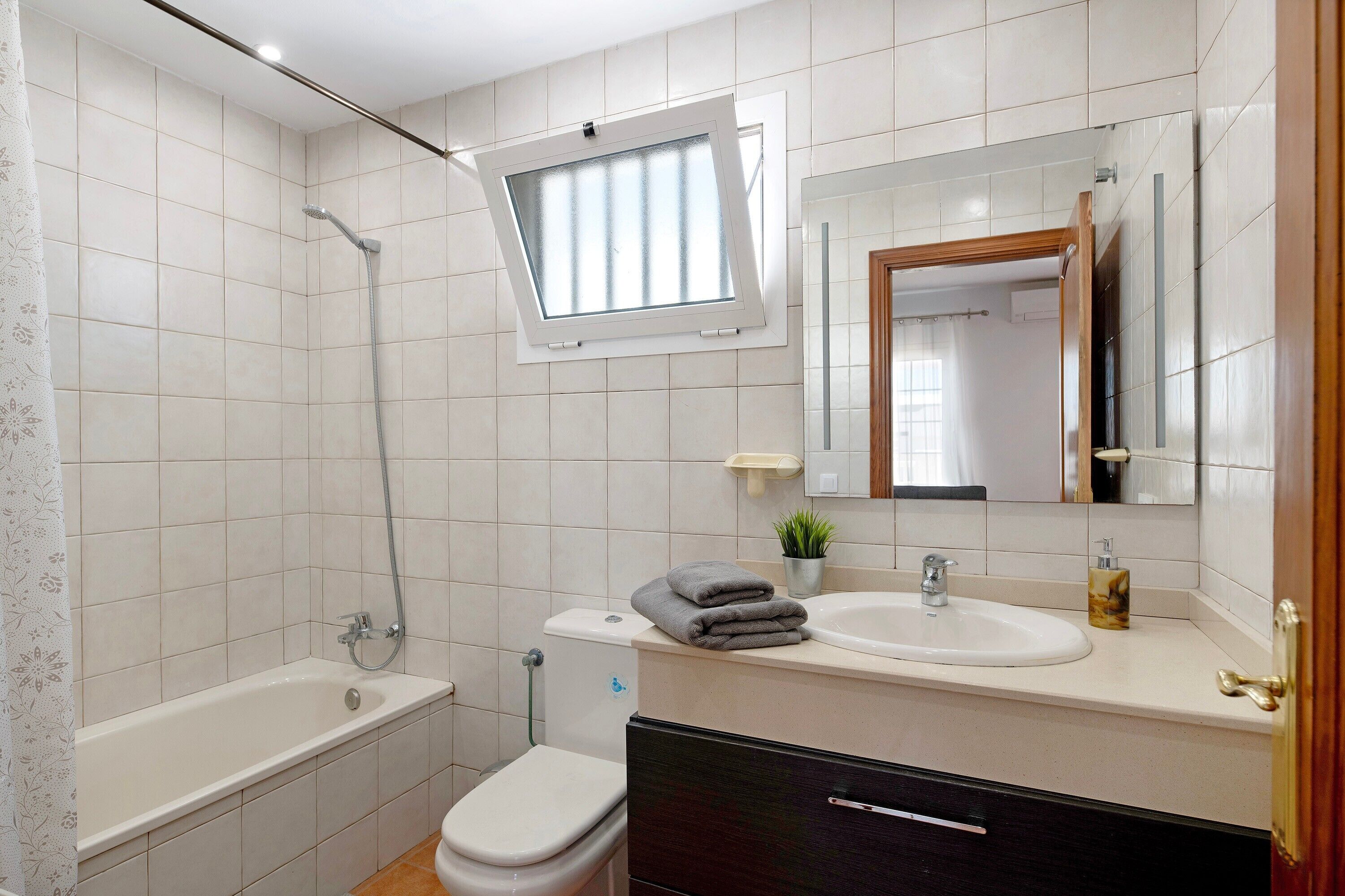 Een douche, een haardroger, handdoeken