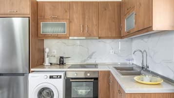Een koelkast, een magnetron, een oven, een kookplaat