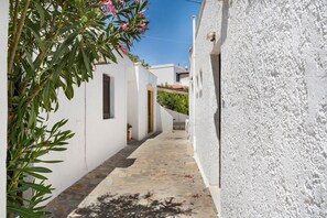 Property grounds - Apartment 'Akrogiali House Drimonas' with Sea View, Wi-Fi and Air Conditioning (Leros)