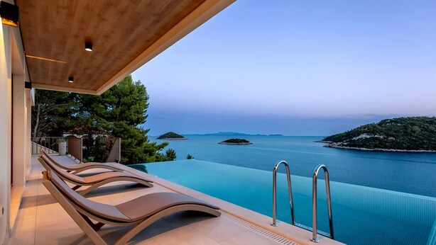 Una piscina infinita con vistas al mar y a las islas.