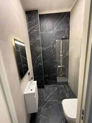 Shower, hair dryer, towels - Holiday Home 'Casa Mark' with Sea View, Wi-Fi and Air Conditioning (Forza d'Agrò)