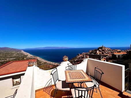 Outdoor dining. Holiday Home 'Casa Mark' with Sea View, Wi-Fi and Air Conditioning