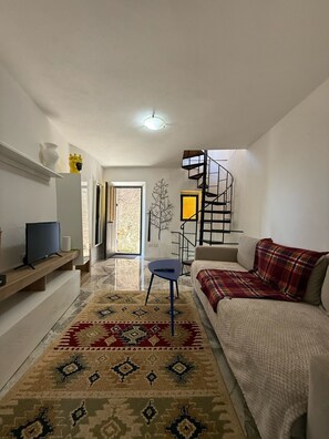 TV, fireplace - Holiday Home 'Casa Mark' with Sea View, Wi-Fi and Air Conditioning (Forza d'Agrò)