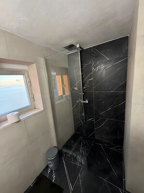 Shower, hair dryer, towels - Holiday Home 'Casa Mark' with Sea View, Wi-Fi and Air Conditioning (Forza d'Agrò)