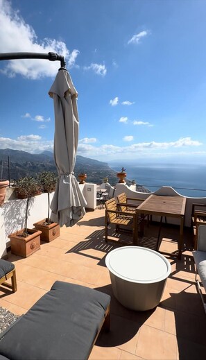 Outdoor dining - Holiday Home 'Casa Mark' with Sea View, Wi-Fi and Air Conditioning (Forza d'Agrò)