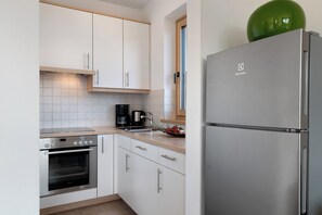 Een koelkast, een oven, een kookplaat, een vaatwasser