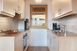 Jääkaappi, uuni, liesi, astianpesukone