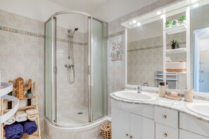 Shower, hair dryer, towels - bellevue apartment – ​​on the port terrace and wifi (La Grande-Motte)