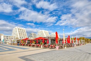 Outdoor dining - bellevue apartment – ​​on the port terrace and wifi (La Grande-Motte)