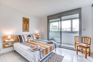 1 bedroom, free WiFi, bed sheets - bellevue apartment – ​​on the port terrace and wifi (La Grande-Motte)
