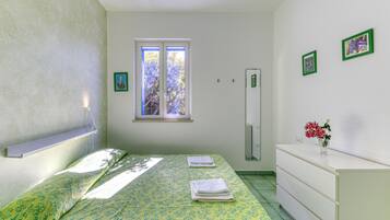 2 slaapkamers, een strijkplank/strijkijzer, gratis wifi, beddengoed