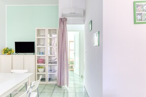 Dining - Holiday Home 'Il Carrubo Orchide' with Private Terrace, Private Garden and Balcony (Marina di Novaglie)