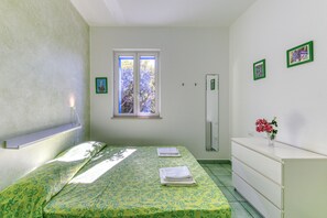 2 bedrooms, iron/ironing board, free WiFi, bed sheets - Holiday Home 'Il Carrubo Orchide' with Private Terrace, Private Garden and Balcony (Marina di Novaglie)