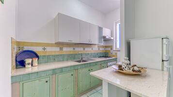 雪櫃、微波爐、焗爐、爐具