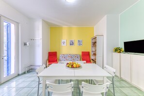 Dining - Holiday Home 'Il Carrubo Orchide' with Private Terrace, Private Garden and Balcony (Marina di Novaglie)