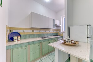 Jääkaappi, mikroaaltouuni, uuni, liesi