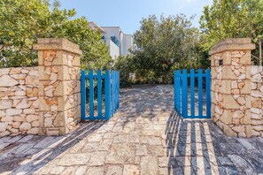 Property grounds - Holiday Home 'Il Carrubo Orchide' with Private Terrace, Private Garden and Balcony (Marina di Novaglie)