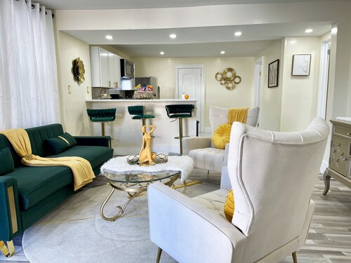 Cozy 2BR in Utica / Smart Lock Parking Fast WiFi