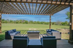 Terrace/patio - Tranquil Retreat with Sky Views: The Vesper House 14 mins to downtown (Waco)