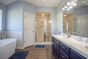 Shower, hair dryer, towels, soap - Tranquil Retreat with Sky Views: The Vesper House 14 mins to downtown (Waco)