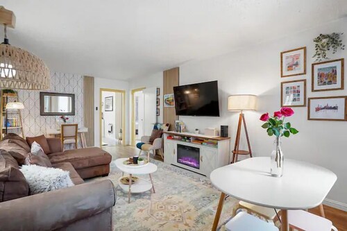 Coastal Palm Tree 2BR Retreat Ocean View