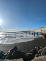 Una playa cerca, arena negra