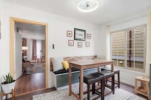 Deluxe Apartment, 2 Bedrooms, Private Bathroom, Beachside | Dining room