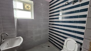 Douche, bidet, serviettes fournies, savon