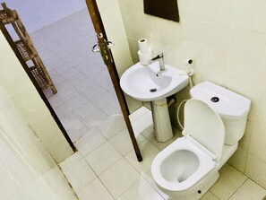 Chambre Double Familiale, 1 lit double, salle de bains privée, vue cour intérieure | Salle de bain