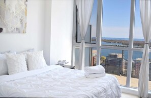 Luxury-Zimmer, Mehrere Schlafzimmer, Balkon, Seeblick | Bügeleisen/Bügelbrett, kostenlose Babybetten, kostenloses WLAN