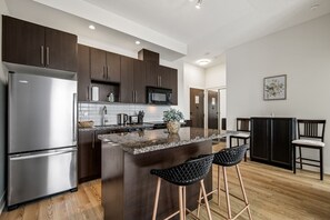 Kjøleskap, mikrobølgeovn, ovn og kokeplater