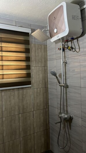 Deluxe Apartment | Bathroom - Cozy Bricks Apartment (Obomeng)