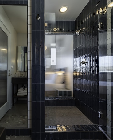 Standard Room | Bathroom | Shower, designer toiletries, hair dryer, bathrobes. Best Bet Motor Lodge