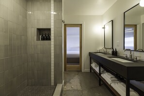 Grand Room | Bathroom | Shower, designer toiletries, hair dryer, bathrobes - Best Bet Motor Lodge  (Reno)