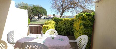 屋外ダイニングエリア