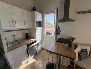 Fridge, microwave, dishwasher, cookware/dishes/utensils - Nice apartment for 5 people residence with swimming pool in Rochelongue Cap d'Agde (LE CAP D AGDE)