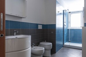 Douche, séchoir à cheveux, bidet, serviettes fournies