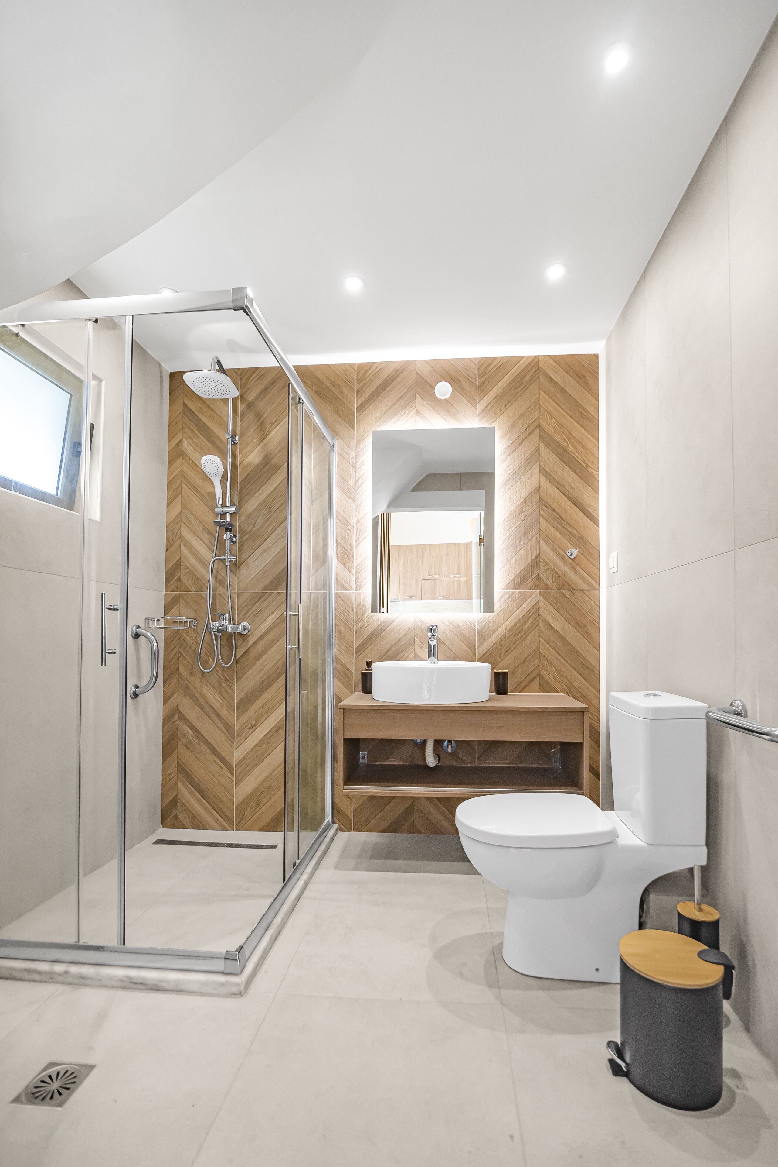 Deluxe Villa | Bathroom | Shower, hydromassage showerhead, hair dryer, towels