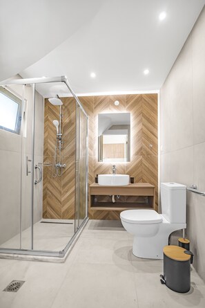Deluxe-villa | Badeværelse | Bruser, brusehoved med hydromassage, hårtørrer, håndklæder