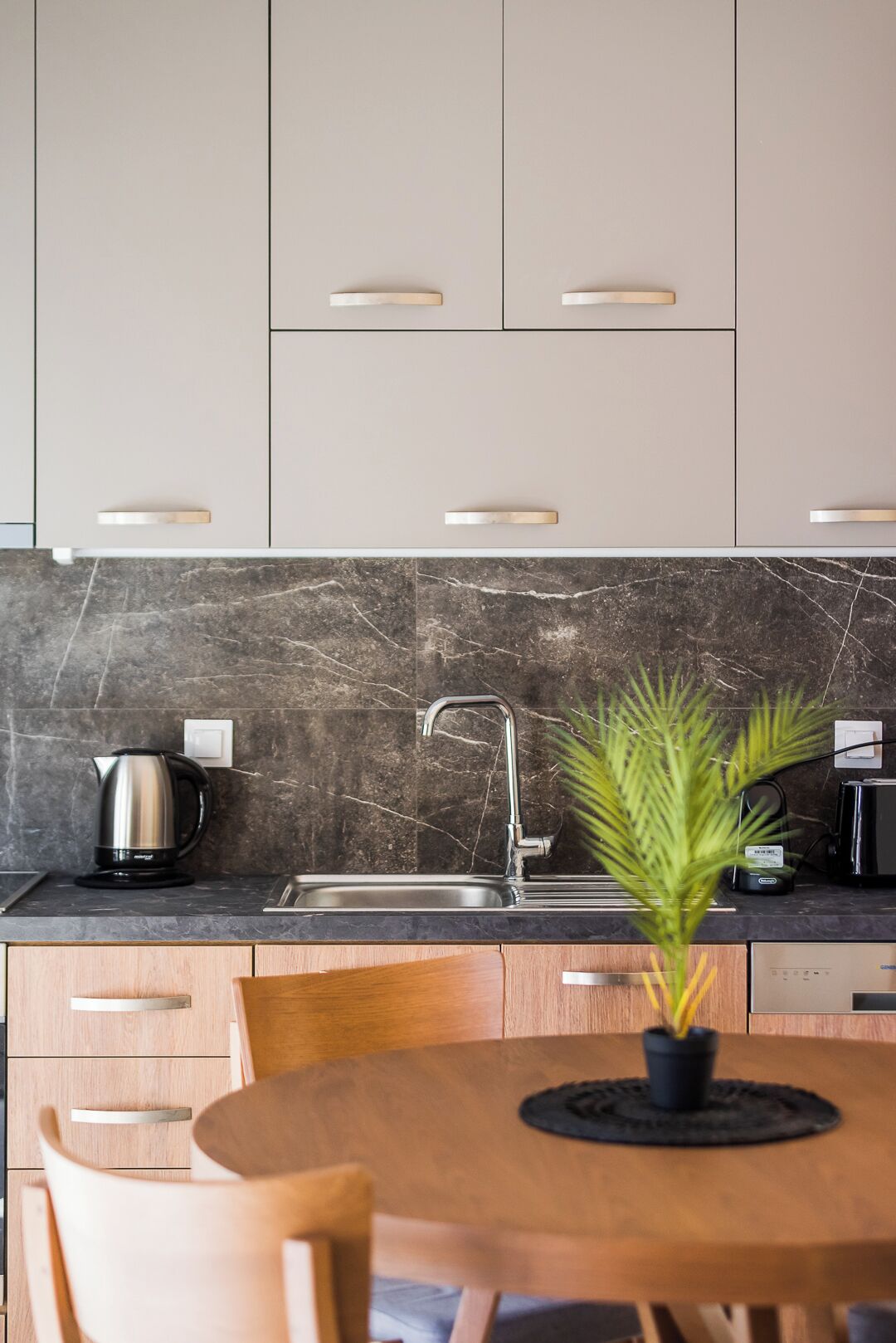Villa Deluxe | Cuisine privée | Réfrigérateur grande capacité avec congélateur, four à micro-ondes